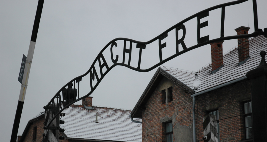 Eingangstor zum Stammlager des KZ Ausschwitz I ("Arbeit macht frei")